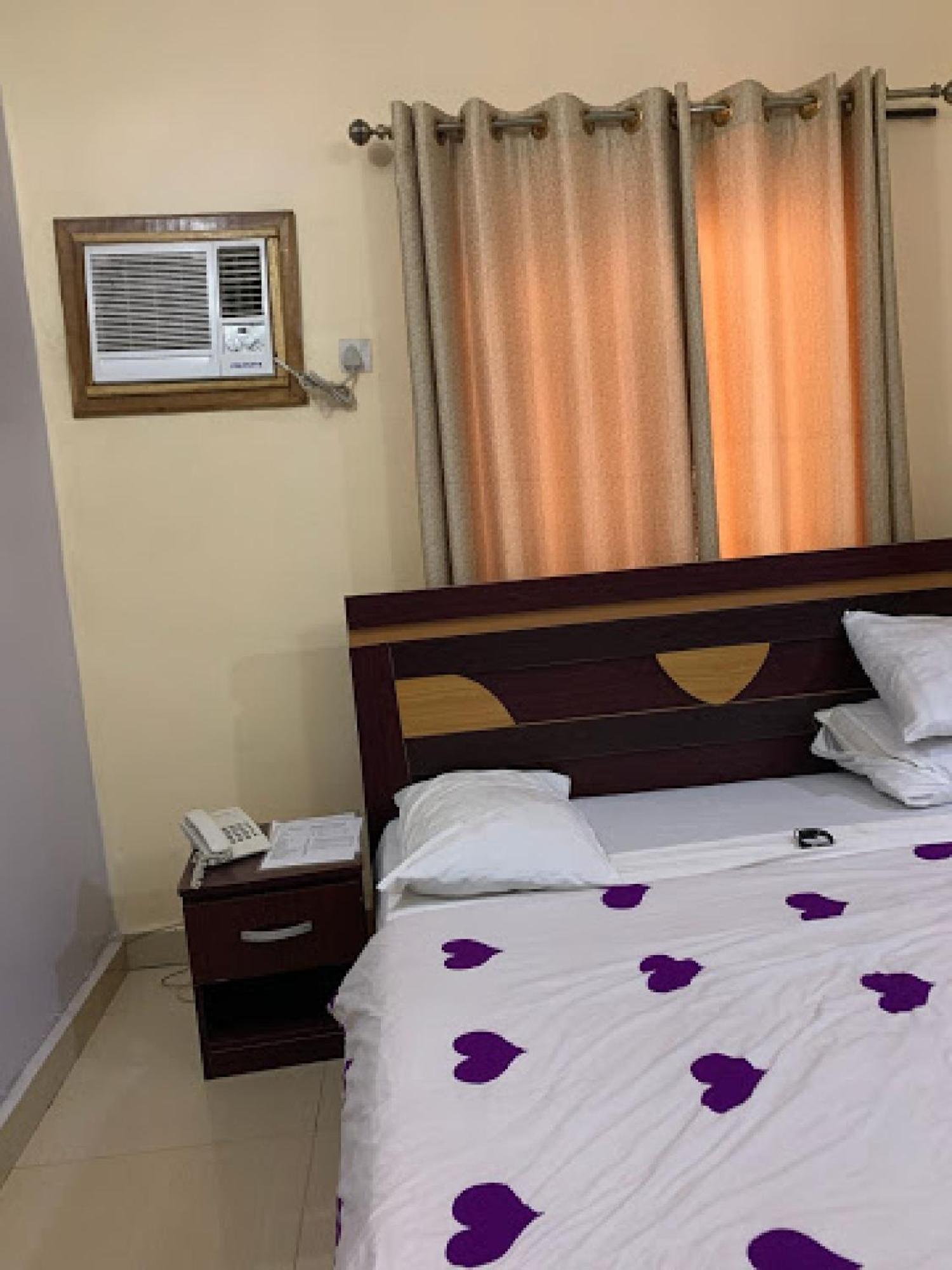 Room In Bb - Immaculate Royal International Hotel Оверрі Екстер'єр фото