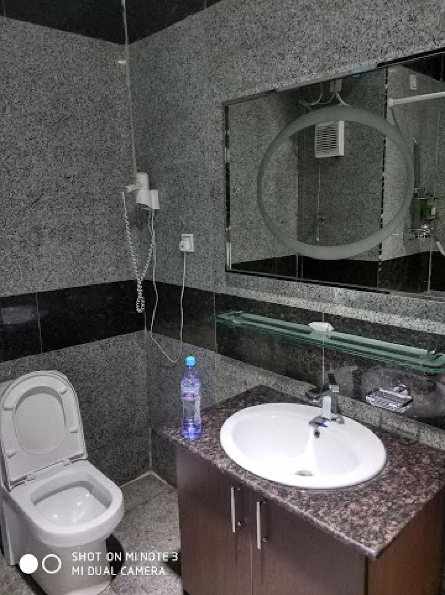 Room In Bb - Immaculate Royal International Hotel Оверрі Екстер'єр фото